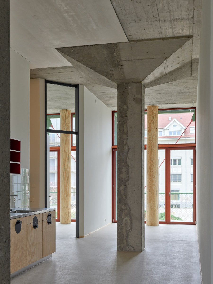 Charakteristký prvek jsou betonové sloupy s mohutnými hlavicemi. (Konverze skladu vína na komunitní bydlení; Esch Sintzel Architekten)