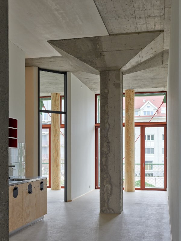 Charakteristký prvek jsou betonové sloupy s mohutnými hlavicemi. (Konverze skladu vína na komunitní bydlení; Esch Sintzel Architekten)