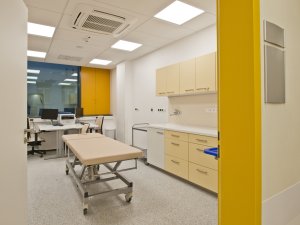 Pardubický kraj má nový pavilon urgentního příjmu. V orientaci zde pomáhají barvy.