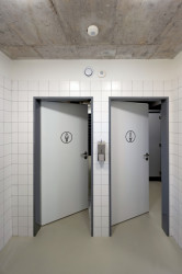 Architekti ze studia INK ARC jsou autory nápadité autobusové zastávky s toaletami v Janských Lázních