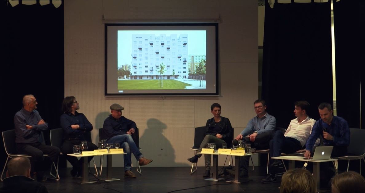 Diskuze ARCHITEKTI.CZ ve Zlíně, zleva David Vávra, Marek Štěpán, Svatopluk Sládeček, Jitka Ressová, Kamil Mrva, Ondřej Chybík a moderátor Jaroslav Sládeček.