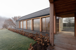 Zatímco dříve se mezi jednotlivými objekty muselo přecházet venkem, nyní jsou propojeny dvěma způsoby – zastřešenou terasou, která tvoří přechod mezi interiérem a exteriérem ... (Usedlost na Slapech, edit! architects)