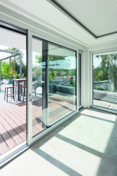 V interiéru zůstaly povrchy profilů Schüco bílé, aby ladily se světlou barvou stěn a podlah.