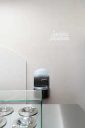 Interiér zmrzlinárny v Brně od architektky Barbory Kudelové