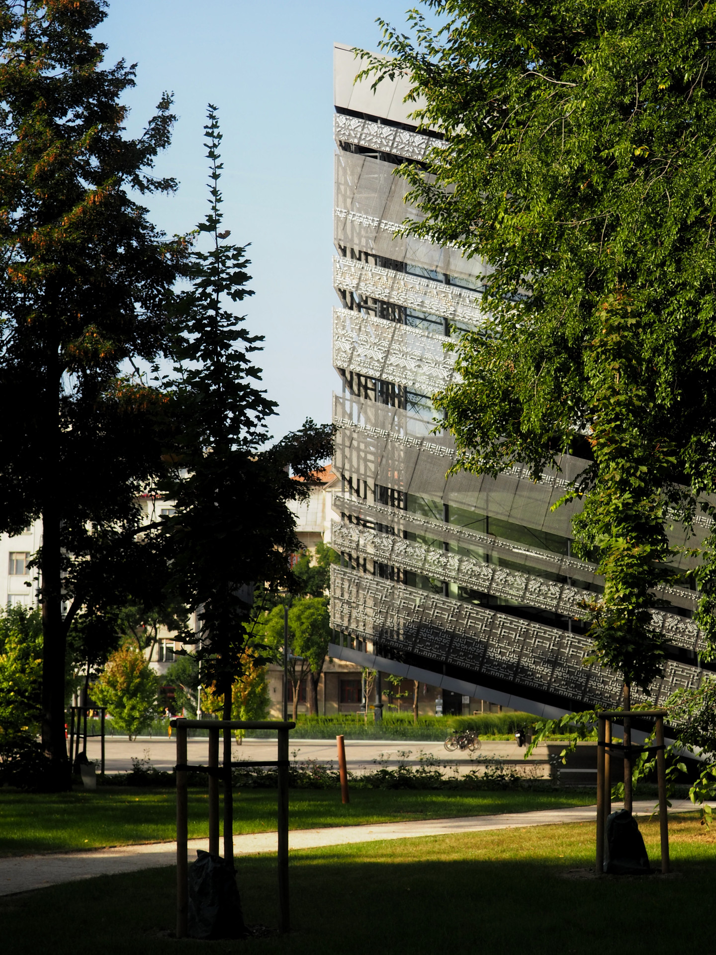 Pro někoho je celý projekt triumfem současné architektury, pro kritiky „betonovou mánií v jednom z nejstarších městských parků,“ jak to označil liberální starosta Budapešti Gergely Karácsony.