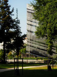 Pro někoho je celý projekt triumfem současné architektury, pro kritiky „betonovou mánií v jednom z nejstarších městských parků,“ jak to označil liberální starosta Budapešti Gergely Karácsony.