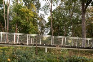 Lávka má subtilní ocelovou konstrukci. (SOA architekti, ateliér KONCEPT, Park historie v Aši)