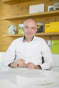 V bloku představujícím inovativní projekty z oblasti developmentu, bydlení a interiérového designu vystoupí český sochař, architekt a pedagog Jakub Cigler.