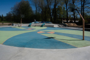 Nový skatepark ve Stromovce vznikl podle návrhu U/U Studia ve spolupráci s místními jezdci. Betonová plaza doplnila oblíbený park o prostor pro sport i neformální setkávání. 