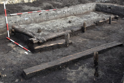 Objev předlokačního osídlení města Třebíče - detail obytné stavby s původní hliněnou podlahou
