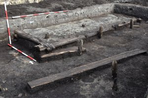 Objev předlokačního osídlení města Třebíče - detail obytné stavby s původní hliněnou podlahou