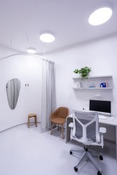 Zaoblení se objevuje v prostorách recepce i v ordinacích, například v podobě zrcadel, nábytku či rohů stěn.