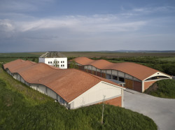 Jakub Cigler Architekti proměnili bývalý areál JZD na zážitkové vinařství s ubytováním