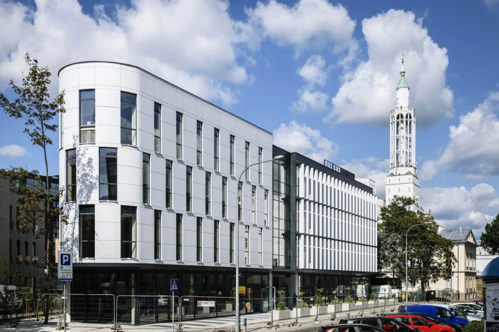 Okenní a dveřní systém s tepelnou izolací MB-79N v kancelářské budově v Białystoku v Polsku.