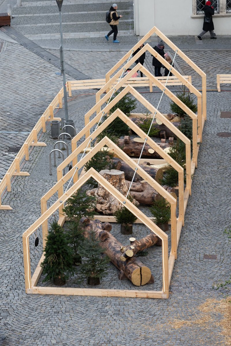 Největší objekt se nazývá Stodola. (Consequence forma architects, dětská vesnička v Brně)