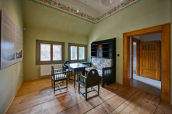 Soubor vybavení obývacího pokoje z roku 1905 od Dušana Jurkoviče (Sluneční lázně v Luhačovicích, TRANSAT architekti)