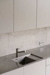 Detail kuchyně (Rodinný dům nedaleko Olomouce, studio Malý Chmel)