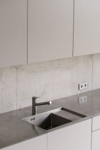 Detail kuchyně (Rodinný dům nedaleko Olomouce, studio Malý Chmel)