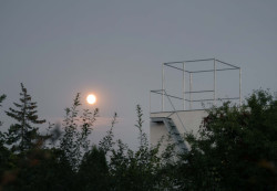 Vyhlídka je navržena z ocelových trubek se stahovatelným látkovým stíněním. (Rodinný dům v Radotíně, Papundekl architekti)