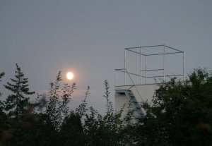 Vyhlídka je navržena z ocelových trubek se stahovatelným látkovým stíněním. (Rodinný dům v Radotíně, Papundekl architekti)