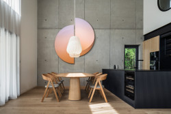 Jídelna. Beton, ale i závěsy a akustické panely z textilu. (Industriální přestavba rodinného domu; Atel!er)