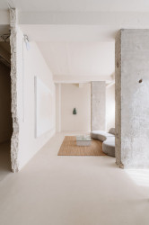 Pohled na loungue s betonovými sloupy (Kreativní studio v socialistických prostorech; Absurd Studio)