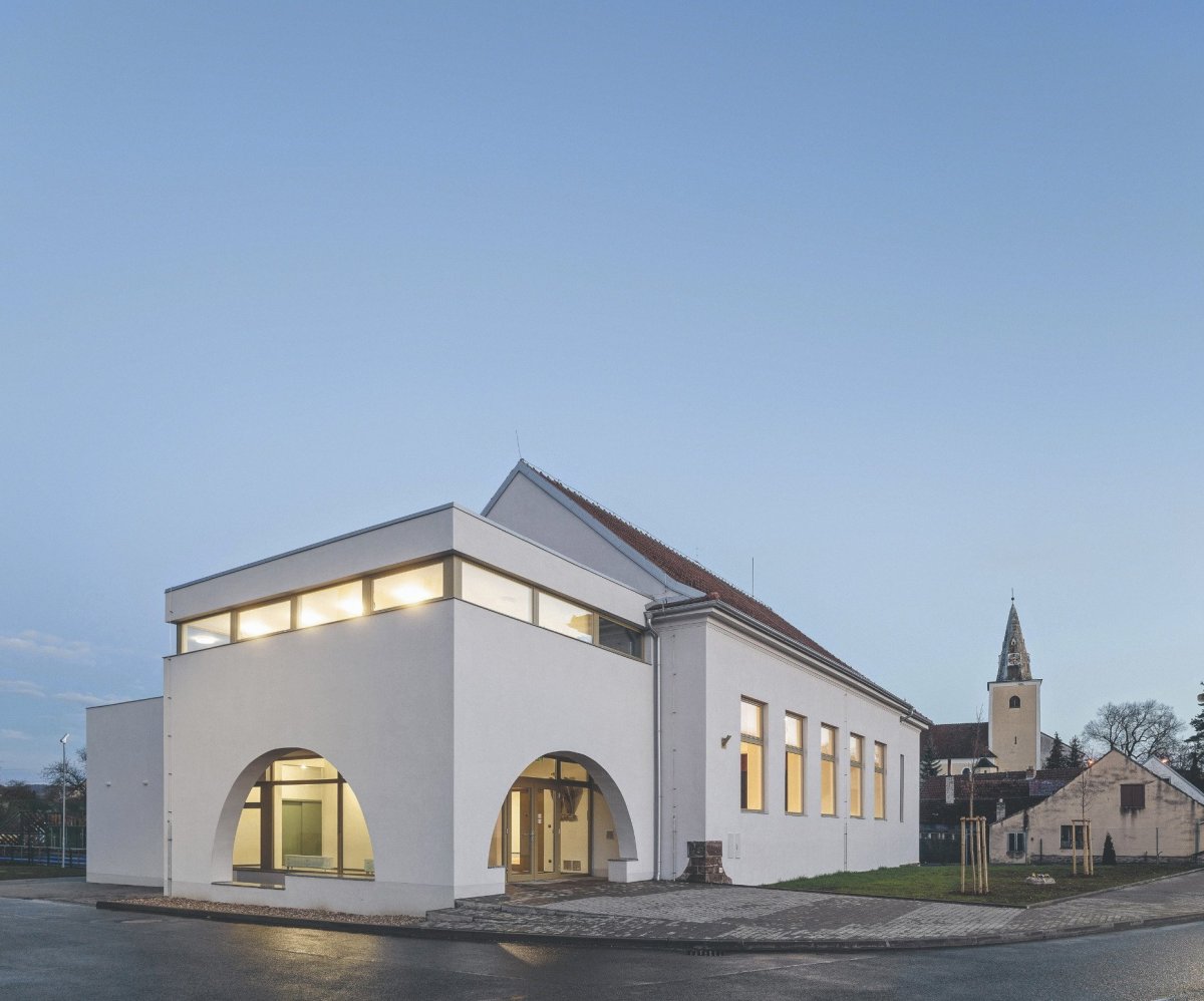 Sokolovna opravená levně a kvalitně, Nové Knínice, studio NEW WORK