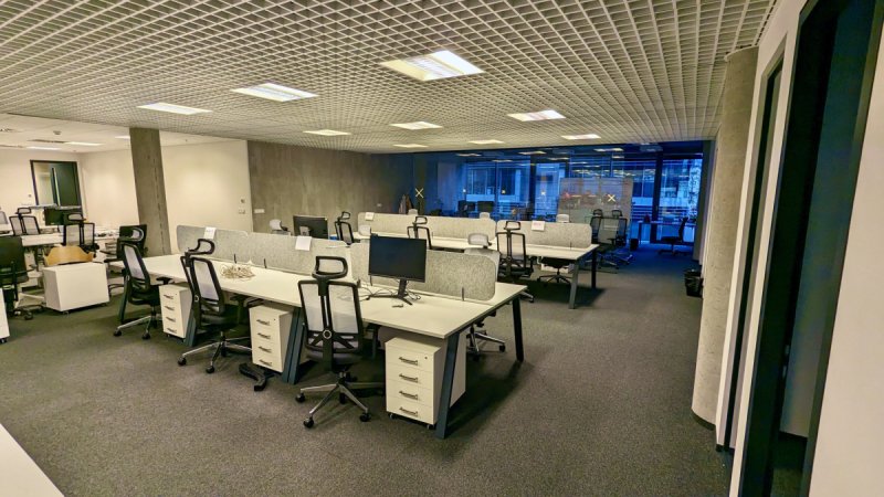 Stolní akustické paravány  oddělují pracovní místa přímo na desce stolu.