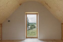 Druhé nadzemní podlaží je charakteristické především svým klenutým stropem. (Casa De Mi Luna, Studio Circle Growth)