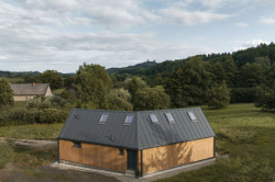 Ze severu je příjezdová komunikace. Na tuto stranu má dům jen několik otvorů. (Víkendový dům v Českém ráji, NEW HOW Architekti)