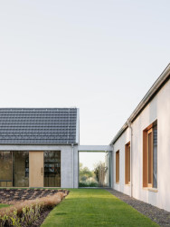 Krček spojuje "dětské křídlo" s hlavním obytným prostorem. (Dům u vinohradu, ARCHITEKTI mikulaj & mikulajová )