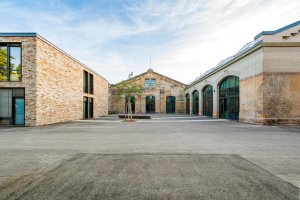 Dvoupatrová novostavba má fasádu z cihelných pásků, podle níž i nepoučený pozorovatel pozná, že se jedná o nově postavenou část areálu. (ATELIER BRÜCKNER, Wagenhallen ve Stuttgartu)