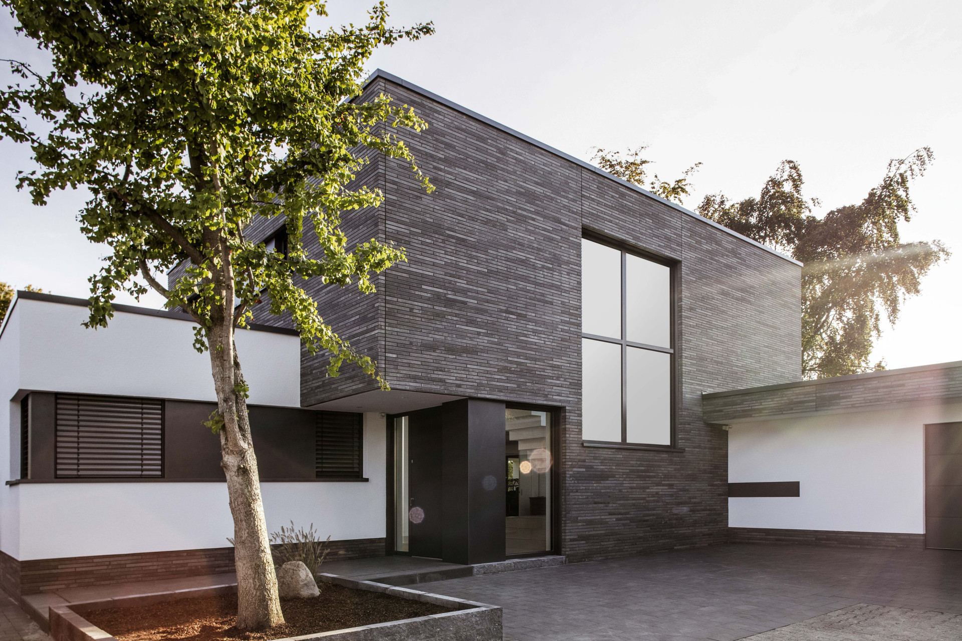 Německý výrobce okenních profilů REHAU vysvětluje, jak ušetřit elektrickou energii díky výměně oken