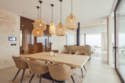 Jídelní stůl zase opticky navazuje na venkovní ležérní sezení. (Bungalov ve východních Čechách; Atelier Kunc)