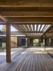 ...propojuje společné polouzavřené atrium