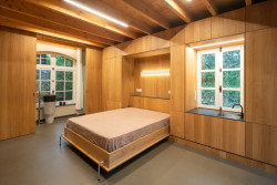 Interiér staré části, je zde potřeba hodně ložnic se zázemím. (Rekosntrukce domu v Bretani, MOLO ARCHITEKTI)