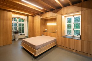 Interiér staré části, je zde potřeba hodně ložnic se zázemím. (Rekosntrukce domu v Bretani, MOLO ARCHITEKTI)