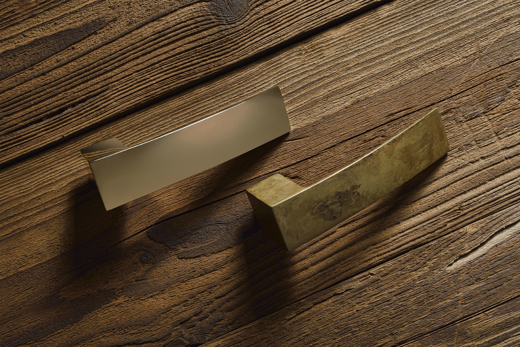 Kování My, povrch mosaz leštěná a mosaz antik.