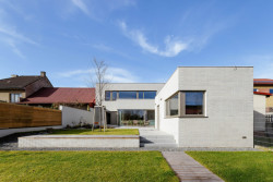 I když jsou kolem sousedé, zahrada poskytuje dostatek soukromí. (RD v Benešově; Ateliér VAS)