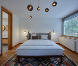 Interiéry vily v Klánovicích, KURZ architects: Pohled do ložnice