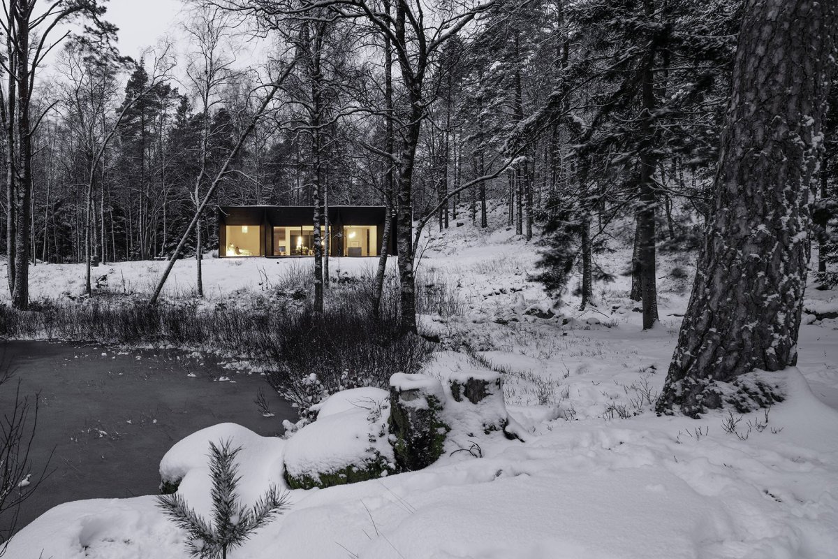 Nedaleko švédského Göteborgu stojí Villa Jägersro. V ní si mladá rodinu užívá výhledů na jezero a okolní přírodu.
