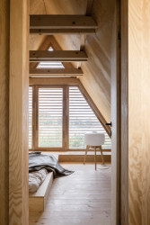 Architekti Martin Maňo a Tomáš Amtmann navrhli na břehu slovenské vodní nádrže Horná Studená Voda dřevěnou chatu