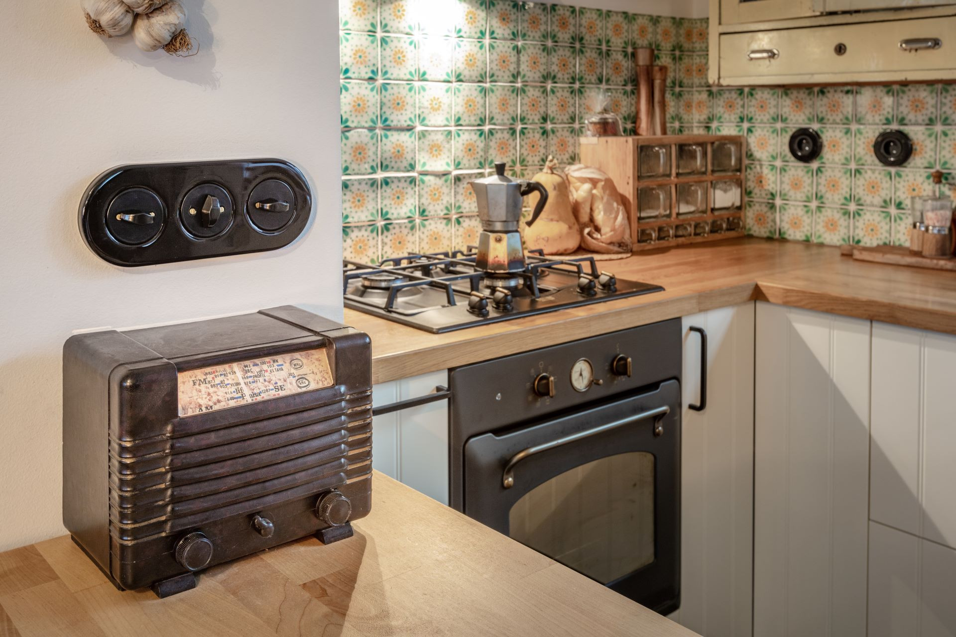 Zásuvky a vypínače RETRO odkazují na První republiku. Nechybí ani charakteristické dobové cvakání.