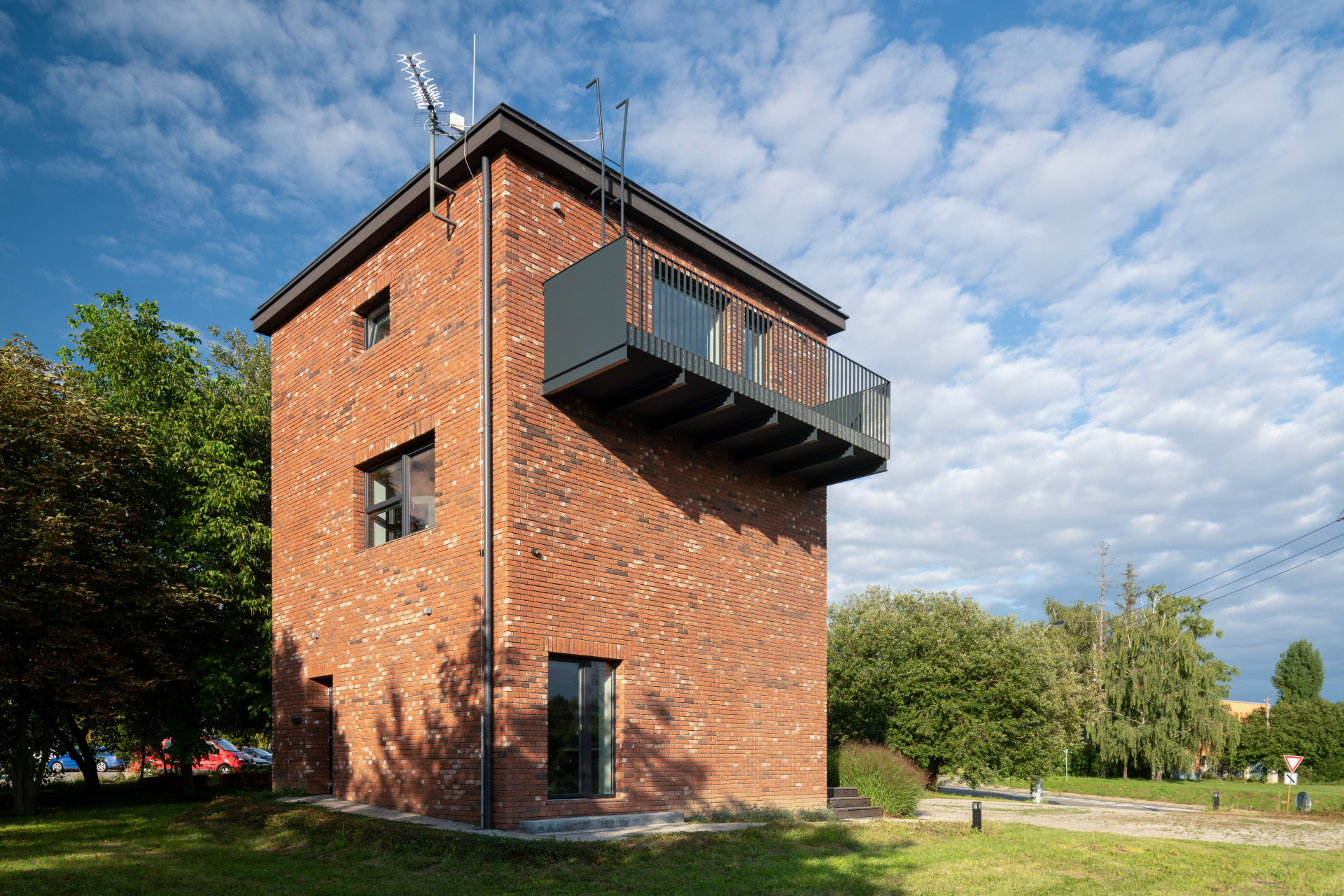 Ateliér Laplan proměnil bývalou trafostanici v moravském Vyškově na kanceláře a byt
