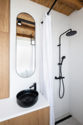 Vybavení je dřevěné a bílé, a to i v koupelně.