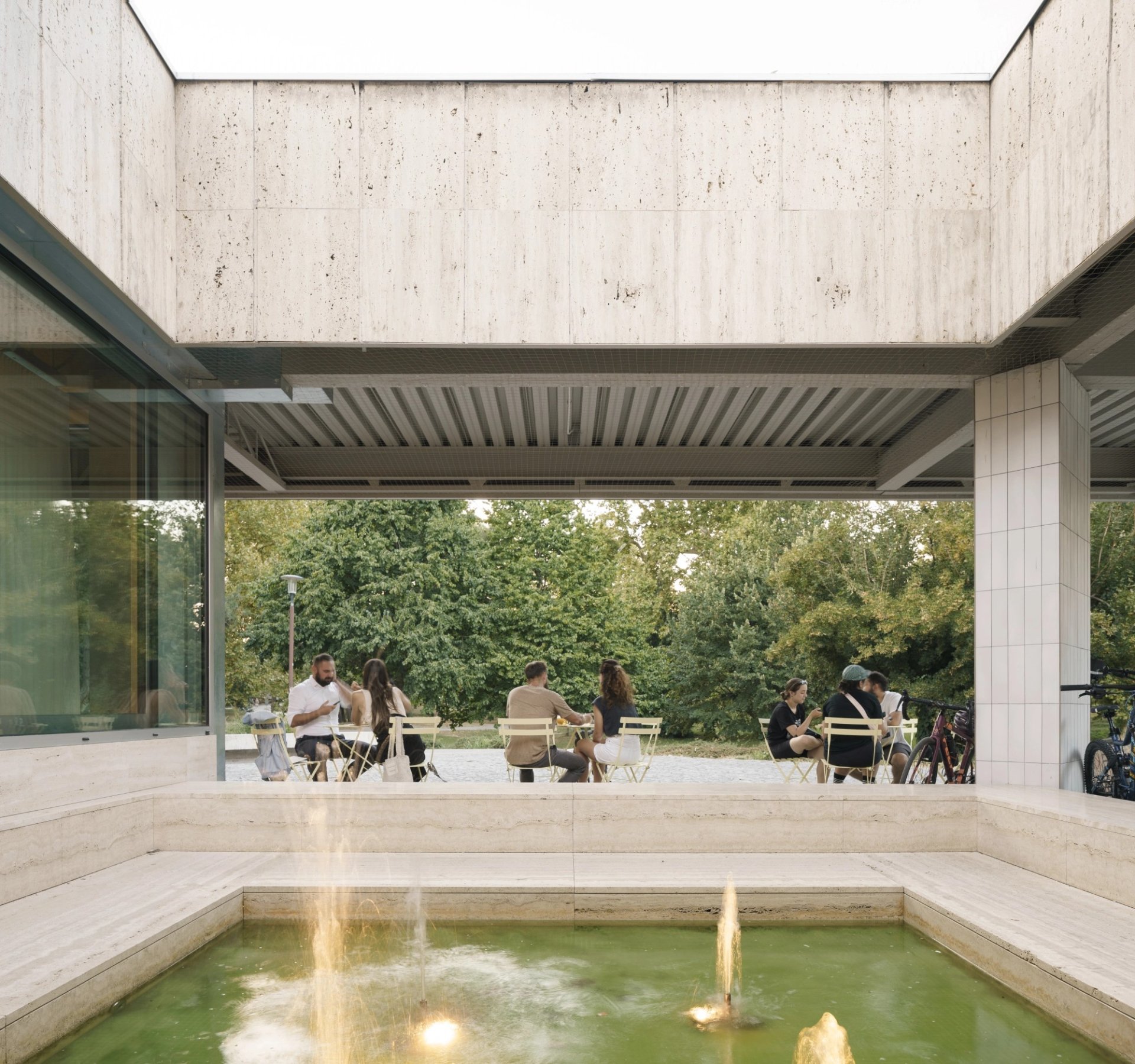 Původní budova pochází z roku 1982 a navrhl ji architekt Ferdinand Konček. Rekonstrukce je dílem několika ateliérů: Studený architekti, Peter Stec, AK Ľubomír Závodný a český krajinářský ateliér Terra Florida. Zásahy byly velmi jemné. Architekti navrhli obnovit prosklení směrem do parku, vložili boxy s toaletami a technickým zázemím, opravila se fontánka. Uvnitř objevili i výtvarné dílo, plastiku Ľuby Končekové-Veselé. Také ta byla restaurována.
