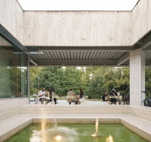 Původní budova pochází z roku 1982 a navrhl ji architekt Ferdinand Konček. Rekonstrukce je dílem několika ateliérů: Studený architekti, Peter Stec, AK Ľubomír Závodný a český krajinářský ateliér Terra Florida. Zásahy byly velmi jemné. Architekti navrhli obnovit prosklení směrem do parku, vložili boxy s toaletami a technickým zázemím, opravila se fontánka. Uvnitř objevili i výtvarné dílo, plastiku Ľuby Končekové-Veselé. Také ta byla restaurována.
