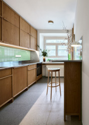 Zásadní změnu v kuchyni přinesla redukce kuchyňské linky. (Rekonstrukce bytu ve Vršovicích, Amulet architekti)