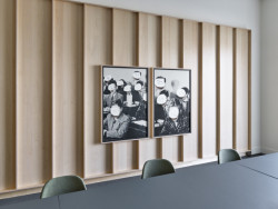 Městský Archiv Delft, Office Winhov, Gottlieb Paludan Architects: Detaily dřevěného obkladu na stěnách navazuje na cihlovou fasádu v exteriéru