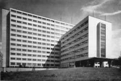 Dům odborových svazů v Praze na Žižkově navrhli přední českoslovenští architekti Josef Havlíček a Karel Honzík ve 30. letech, dobové foto.